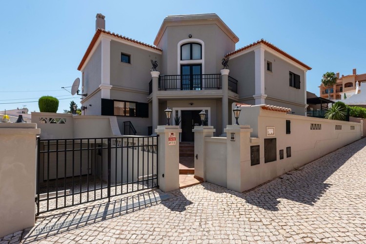 Moderní vila s bazénem 500m od pláže na prodej, Luz, Algarve