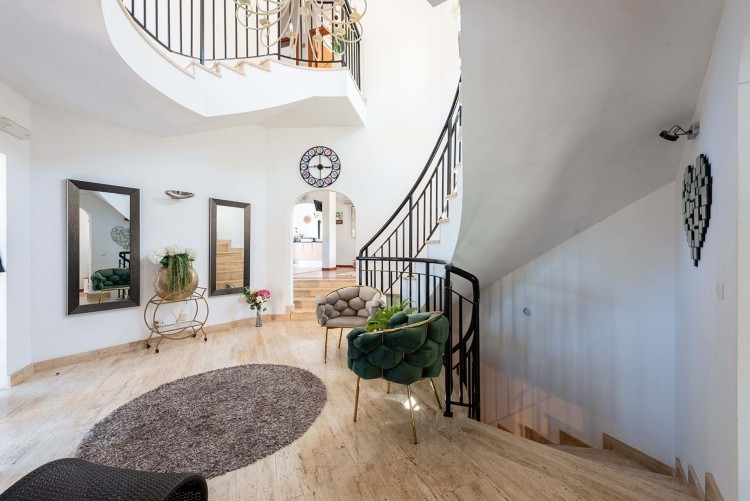Moderní vila s bazénem 500m od pláže na prodej, Luz, Algarve
