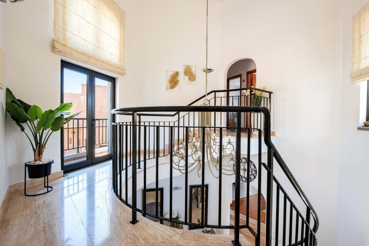 Moderní vila s bazénem 500m od pláže na prodej, Luz, Algarve