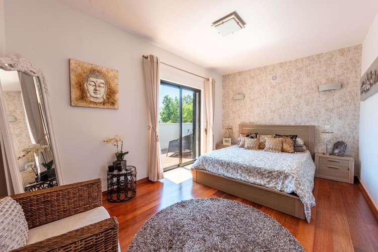 Moderní vila s bazénem 500m od pláže na prodej, Luz, Algarve