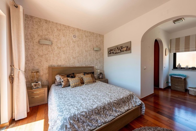 Moderní vila s bazénem 500m od pláže na prodej, Luz, Algarve