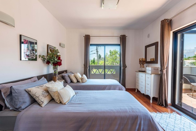 Moderní vila s bazénem 500m od pláže na prodej, Luz, Algarve