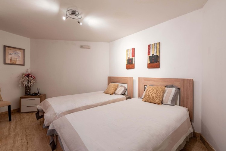 Moderní vila s bazénem 500m od pláže na prodej, Luz, Algarve