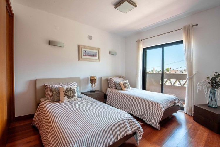 Moderní vila s bazénem 500m od pláže na prodej, Luz, Algarve