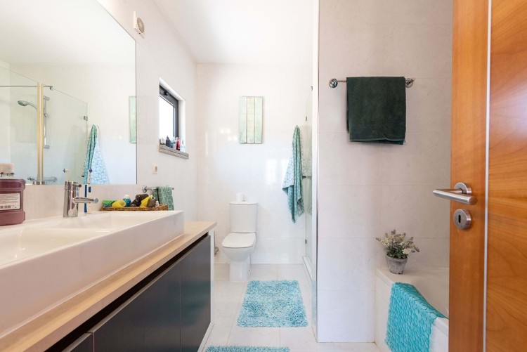 Moderní vila s bazénem 500m od pláže na prodej, Luz, Algarve