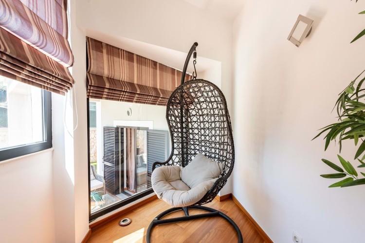 Moderní vila s bazénem 500m od pláže na prodej, Luz, Algarve