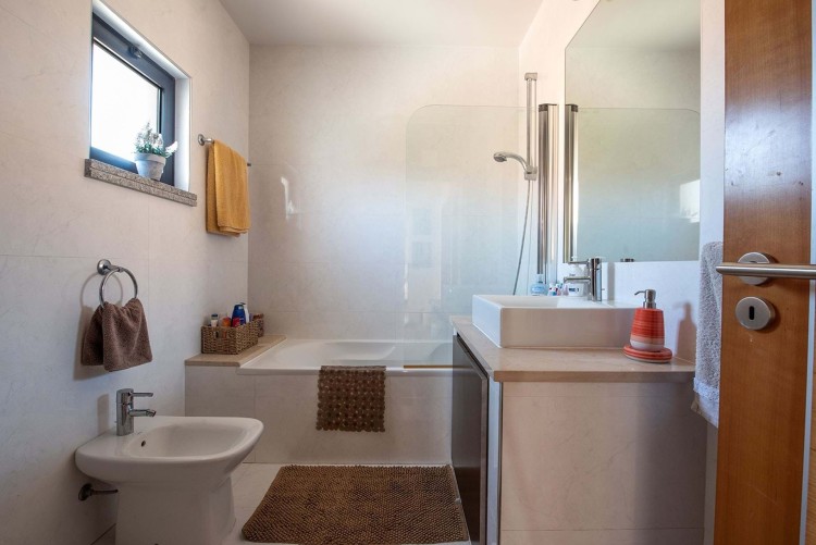 Moderní vila s bazénem 500m od pláže na prodej, Luz, Algarve