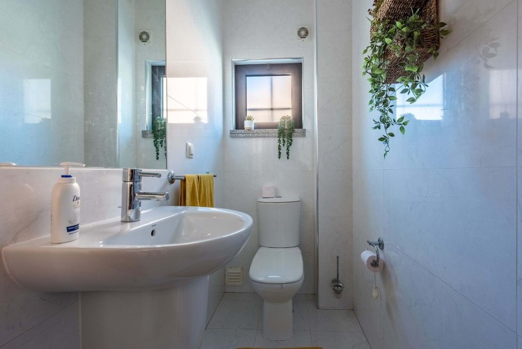 Moderní vila s bazénem 500m od pláže na prodej, Luz, Algarve