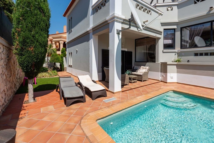 Moderní vila s bazénem 500m od pláže na prodej, Luz, Algarve