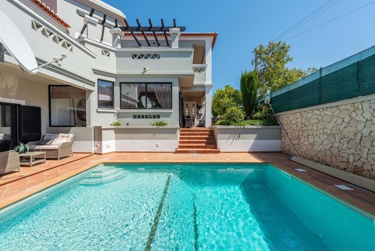 Moderní vila s bazénem 500m od pláže na prodej, Luz, Algarve