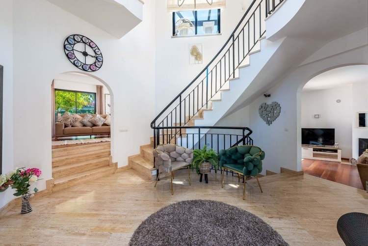 Moderní vila s bazénem 500m od pláže na prodej, Luz, Algarve