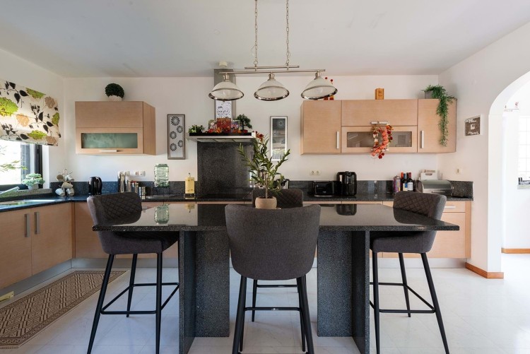 Moderní vila s bazénem 500m od pláže na prodej, Luz, Algarve
