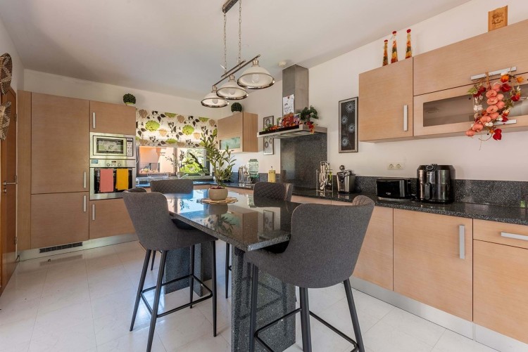 Moderní vila s bazénem 500m od pláže na prodej, Luz, Algarve