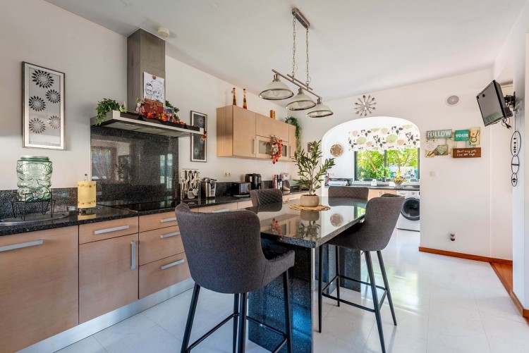 Moderní vila s bazénem 500m od pláže na prodej, Luz, Algarve