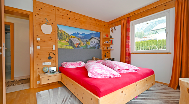 Velký apartmán se zahradou ve Val di Funes v Jižím Tyrolsku