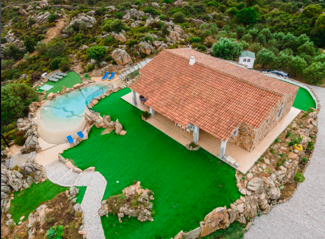 Krásná vila s bazénem a výhledem na moře blízko Olbie
