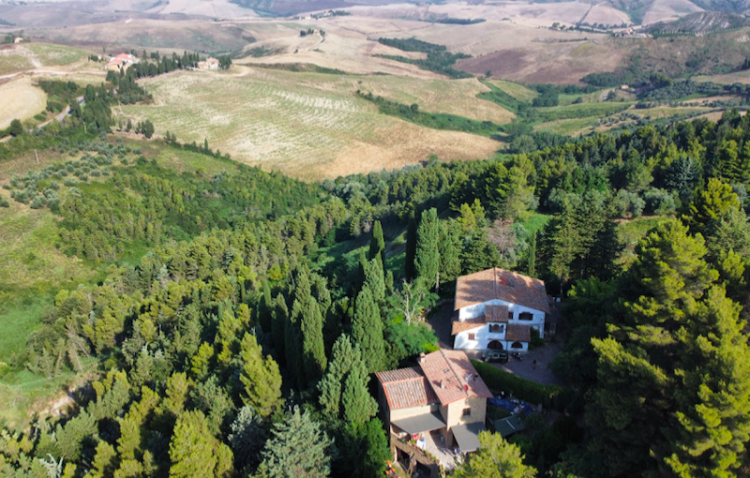 Venkovský dům ponořený v toskánské krajině 1km od Volterry