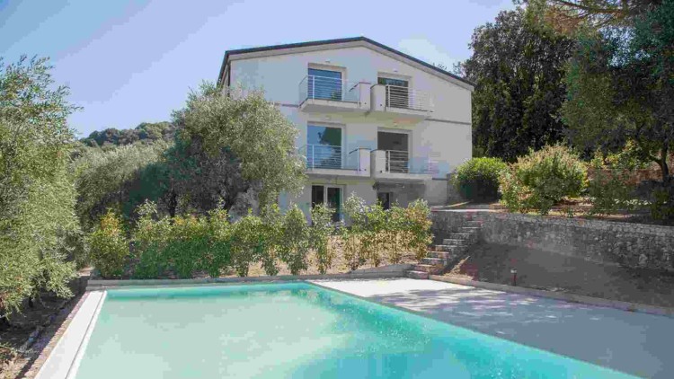 Nový apartmán s výhledem na moře a bazénem na prodej, Lerici