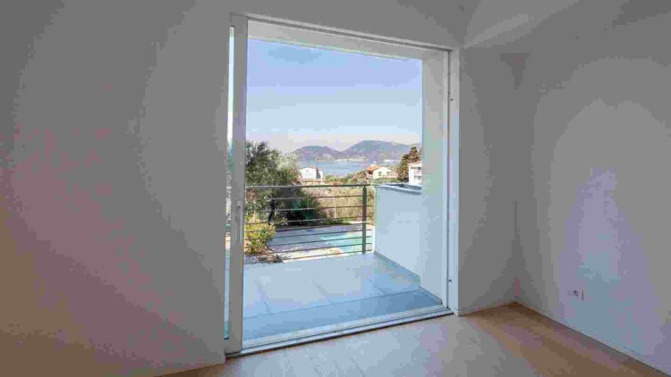 Nový apartmán s výhledem na moře a bazénem na prodej, Lerici