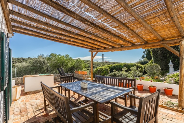 Vila s výhledem na moře, pár metrů od pláže na prodej, Ferragudo, Algarve