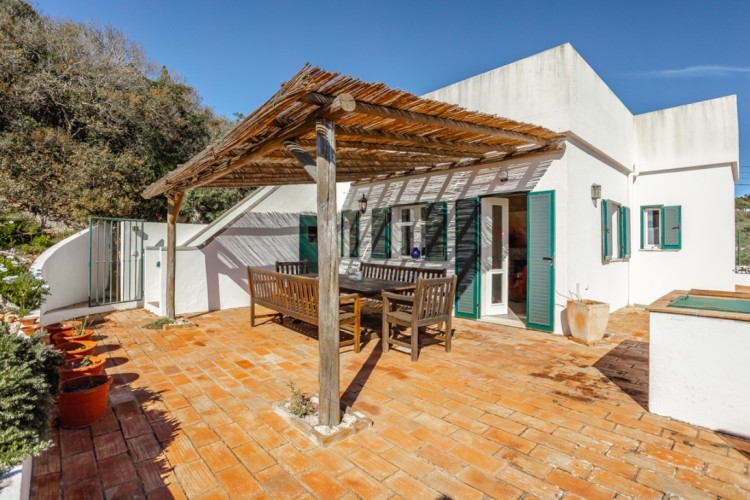 Vila s výhledem na moře, pár metrů od pláže na prodej, Ferragudo, Algarve