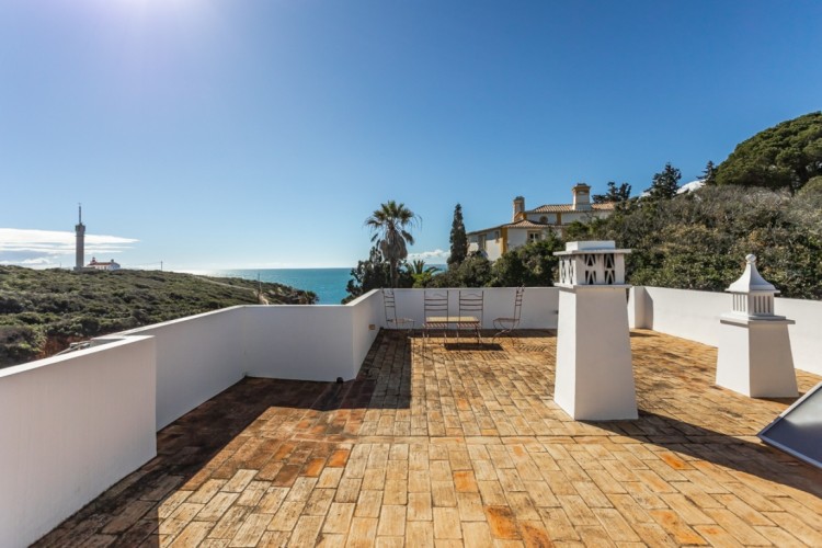 Vila s výhledem na moře, pár metrů od pláže na prodej, Ferragudo, Algarve