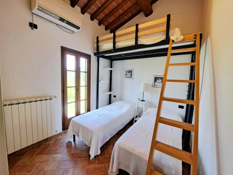 Samostatná vila na prodej v rezidenci s bazénem, Palaia