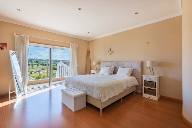 Prostorná vila v malebné vesničce Espiche na prodej, Algarve