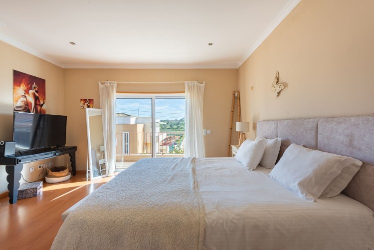 Prostorná vila v malebné vesničce Espiche na prodej, Algarve