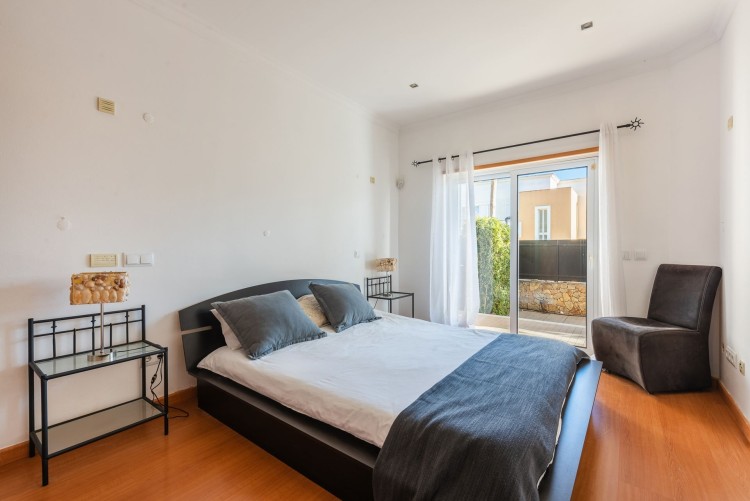 Prostorná vila v malebné vesničce Espiche na prodej, Algarve