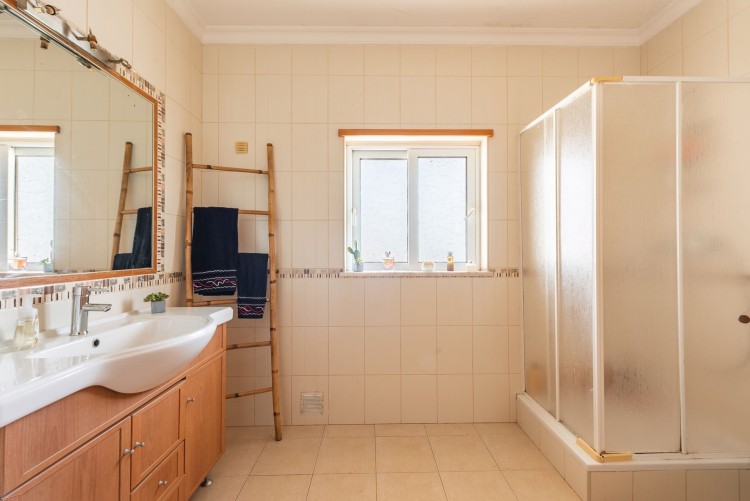 Prostorná vila v malebné vesničce Espiche na prodej, Algarve