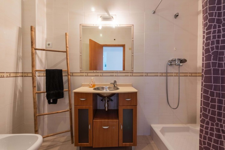 Prostorná vila v malebné vesničce Espiche na prodej, Algarve