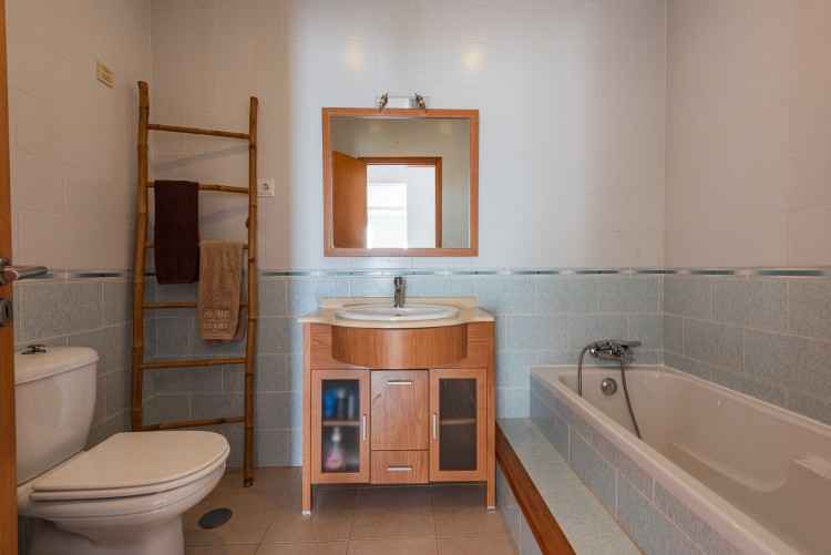 Prostorná vila v malebné vesničce Espiche na prodej, Algarve