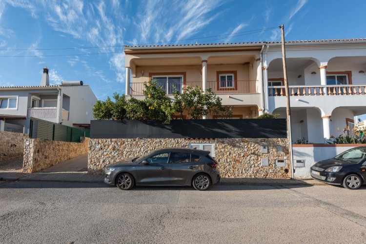 Prostorná vila v malebné vesničce Espiche na prodej, Algarve