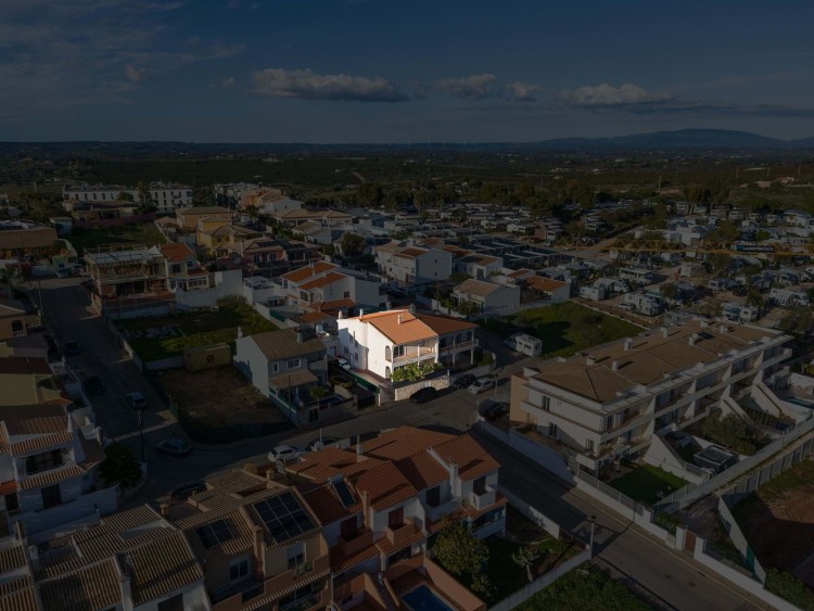Prostorná vila v malebné vesničce Espiche na prodej, Algarve