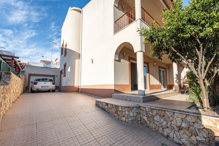 Prostorná vila v malebné vesničce Espiche na prodej, Algarve