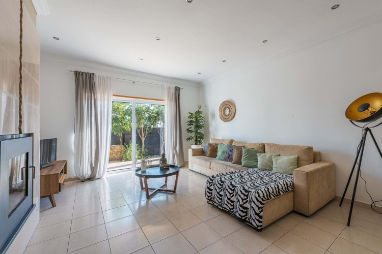 Prostorná vila v malebné vesničce Espiche na prodej, Algarve