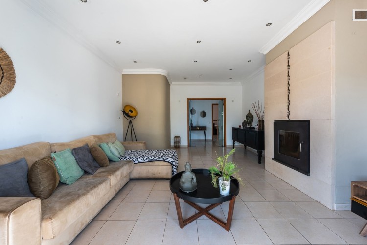 Prostorná vila v malebné vesničce Espiche na prodej, Algarve