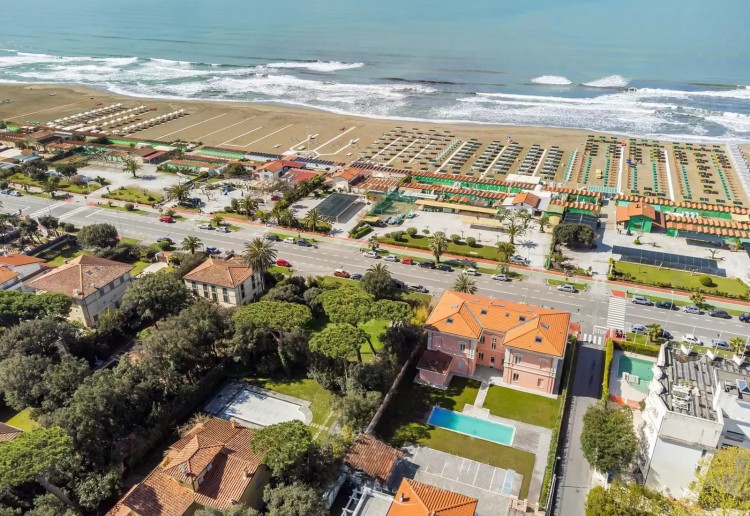 Nádherná vila s výhledem na moře na prodej, Forte Dei Marmi