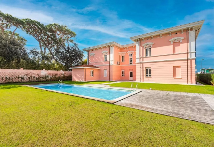 Nádherná vila s výhledem na moře na prodej, Forte Dei Marmi