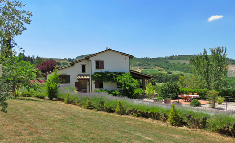 Vila v moderním středomořském stylu s bazénem a olivovým hájem v Umbrii
