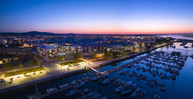 Luxusní apartmány s výhledem na moře v novém kondominiu na prodej v Olhão, Algarve.