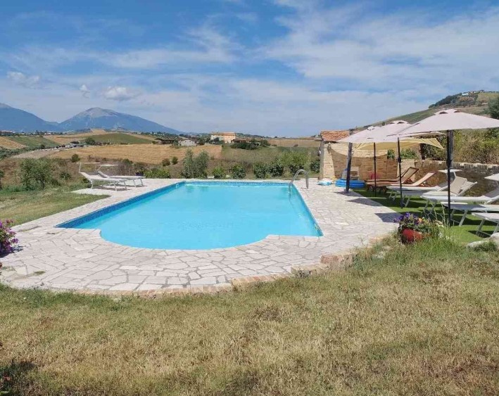 Velká panoramatická vila s bazénem v Bellante