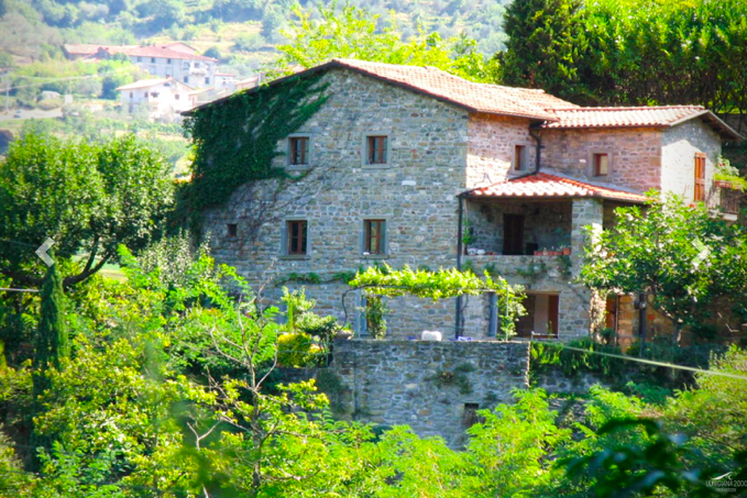 Panoramatický kamenný dům s úžasným výhledem ve Fivizzanu