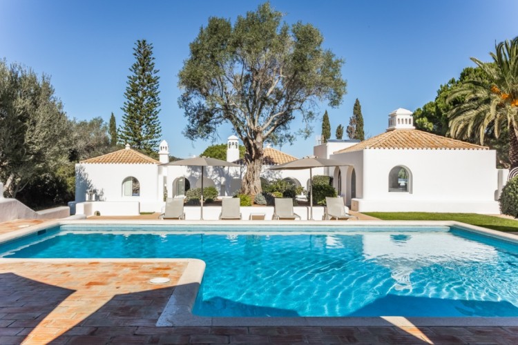 Nádherná luxusní vila s bazénem obklopená zelení na prodej, Lagos, Algarve