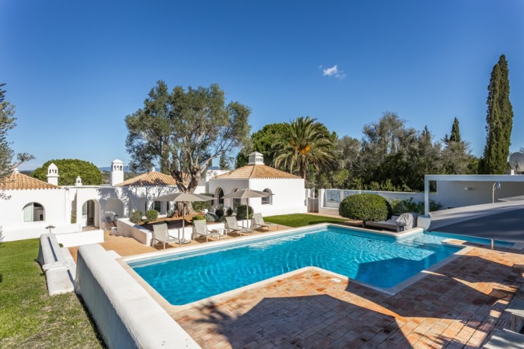 Nádherná luxusní vila s bazénem obklopená zelení na prodej, Lagos, Algarve