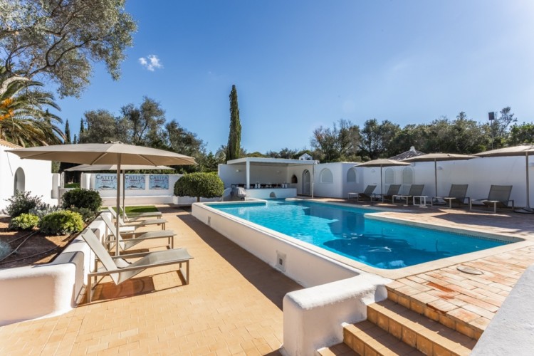 Nádherná luxusní vila s bazénem obklopená zelení na prodej, Lagos, Algarve