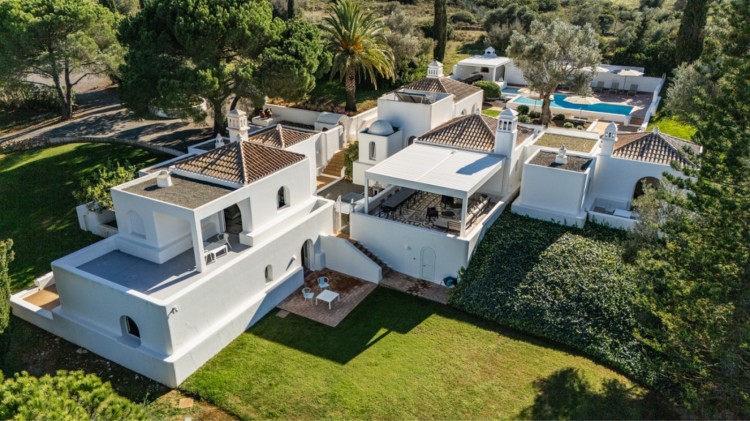 Nádherná luxusní vila s bazénem obklopená zelení na prodej, Lagos, Algarve