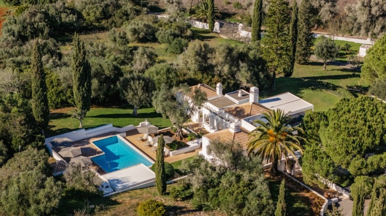 Nádherná luxusní vila s bazénem obklopená zelení na prodej, Lagos, Algarve