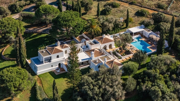 Nádherná luxusní vila s bazénem obklopená zelení na prodej, Lagos, Algarve
